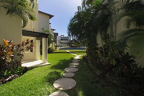 Luna Maya Steps from Coco Beach & 5th Av