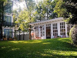 Full Blossoms Garden House