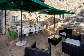 Hilltop Apartment With Swimming Pool