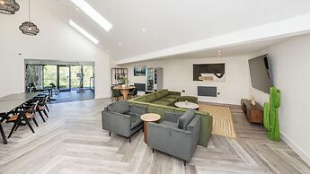 Riverside House by UTDM