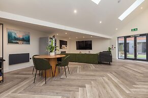 Riverside House by UTDM