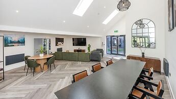 Riverside House by UTDM