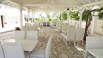 leonidas apartments and suites