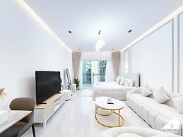 Relaxing ST Getaway Balcony, Pool & Gym Access
