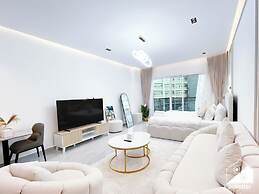 Relaxing ST Getaway Balcony, Pool & Gym Access