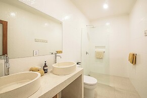 Splendid Villa 3Br Center Seminyak