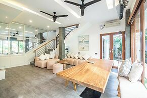 Splendid Villa 3Br Center Seminyak