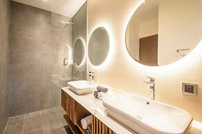 Contemporary 5BR Villa , AC, Water Filter