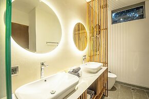 Contemporary 5BR Villa , AC, Water Filter
