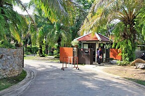 Tropical Poolside Villa SGB4