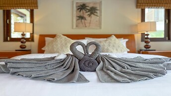 Tropical Poolside Villa SGB4