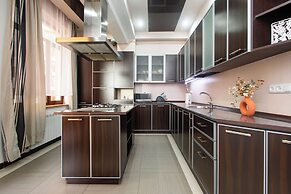 Apartment by Luxe Group DI8210