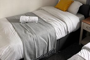 House - Sleeps 10 - Parking - Stn Close