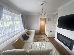 House - Sleeps 10 - Parking - Stn Close