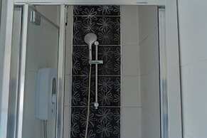 House - Sleeps 10 - Parking - Stn Close