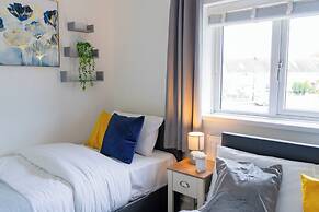 House - Sleeps 10 - Parking - Stn Close