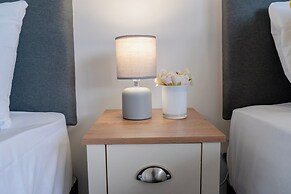 House - Sleeps 10 - Parking - Stn Close