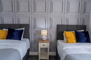 House - Sleeps 10 - Parking - Stn Close