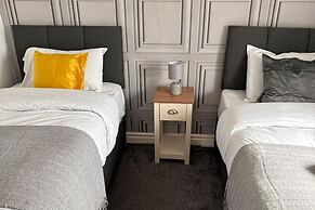 House - Sleeps 10 - Parking - Stn Close