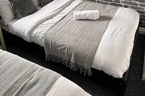 House - Sleeps 10 - Parking - Stn Close