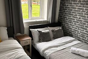 House - Sleeps 10 - Parking - Stn Close