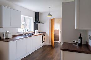 House - Sleeps 10 - Parking - Stn Close