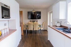 House - Sleeps 10 - Parking - Stn Close