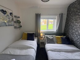 House - Sleeps 10 - Parking - Stn Close
