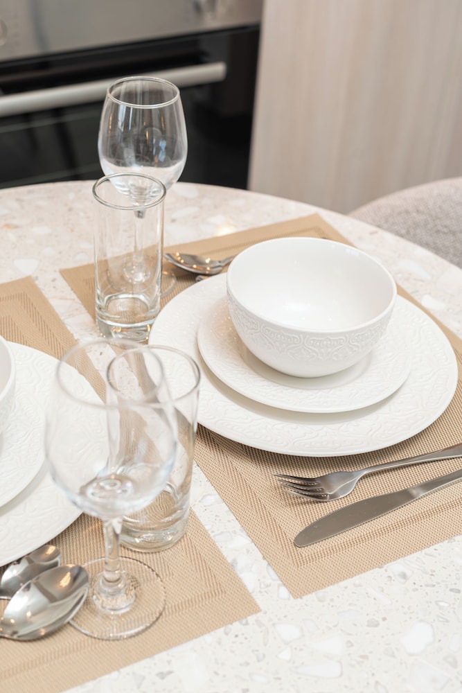 PVH - Stylish 1BR with Study - The Crest