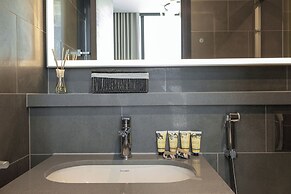 PVH - Stylish 1BR with Study - The Crest