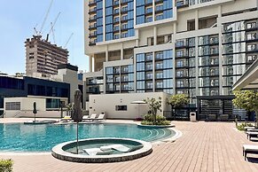 PVH - Stylish 1BR with Study - The Crest