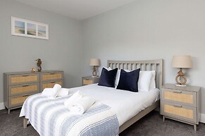 Modern 5-bedroom Retreat Nr Coast