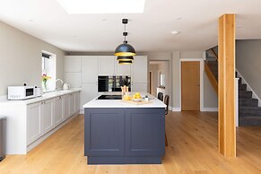 Modern 5-bedroom Retreat Nr Coast