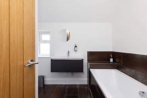 Modern 5-bedroom Retreat Nr Coast