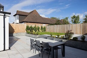 Modern 5-bedroom Retreat Nr Coast