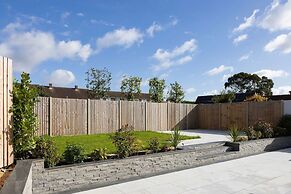 Modern 5-bedroom Retreat Nr Coast