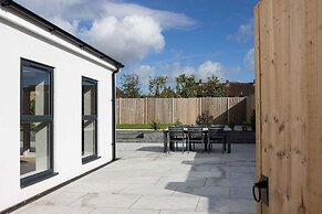 Modern 5-bedroom Retreat Nr Coast