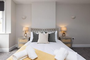 Modern 5-bedroom Retreat Nr Coast