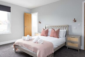 Modern 5-bedroom Retreat Nr Coast