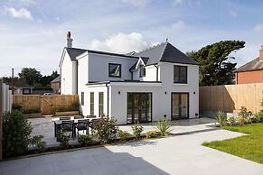 Modern 5-bedroom Retreat Nr Coast