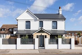 Modern 5-bedroom Retreat Nr Coast
