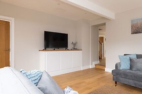 Modern 5-bedroom Retreat Nr Coast