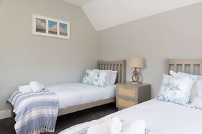 Modern 5-bedroom Retreat Nr Coast