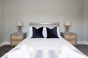 Modern 5-bedroom Retreat Nr Coast