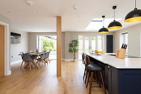 Modern 5-bedroom Retreat Nr Coast