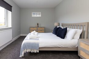 Modern 5-bedroom Retreat Nr Coast