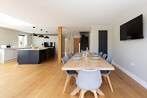 Modern 5-bedroom Retreat Nr Coast