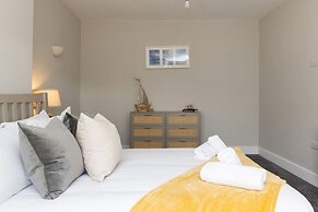Modern 5-bedroom Retreat Nr Coast