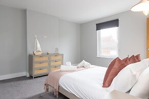 Modern 5-bedroom Retreat Nr Coast