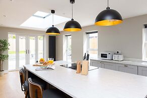 Modern 5-bedroom Retreat Nr Coast